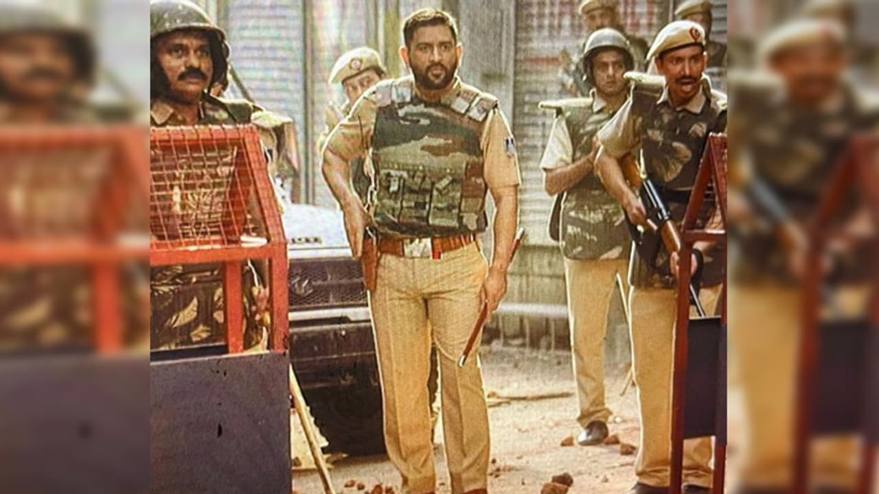 MS Dhoni latest photo in police uniform MS Dhoni latest photo in police uniform