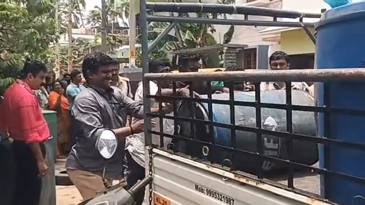 Kerosene and gas cylinders that were illegally brought for sale were seized.