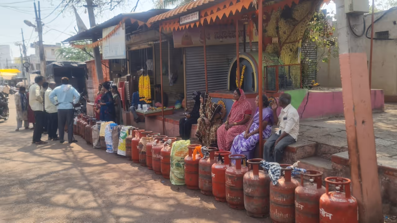 Residents sleep on roads in Kalaburagi amid LPG cylinder shortage Residents sleep on roads in Kalaburagi amid LPG cylinder shortage