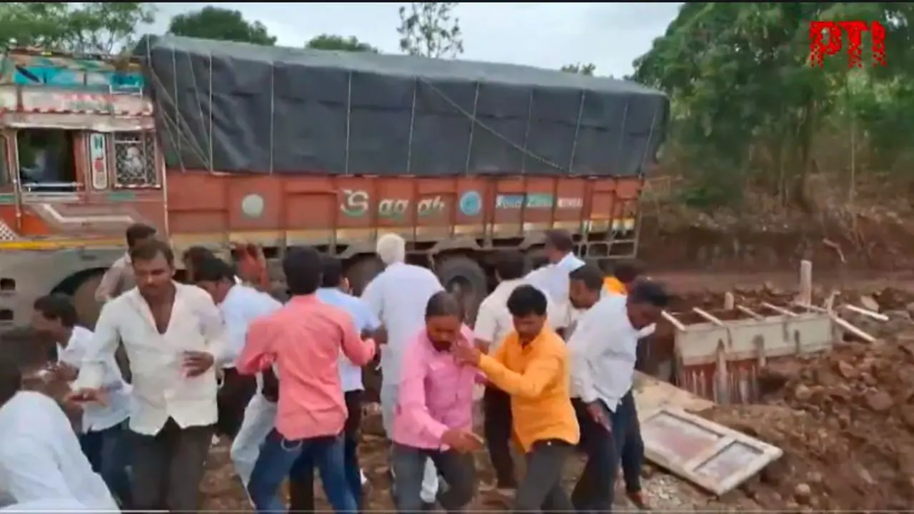 Maharashtra road inspection team narrowly escapes truck accident