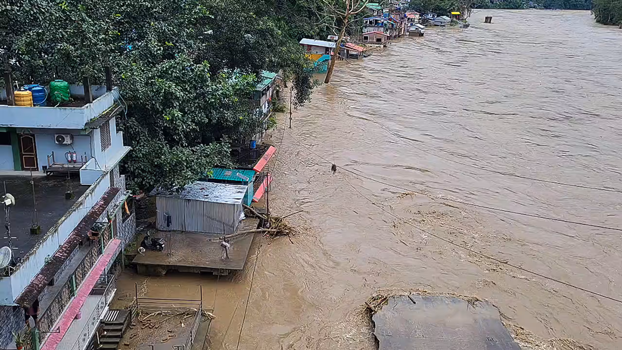 The water level rises due to heavy rain in Darjeeling The water level rises due to heavy rain in Darjeeling