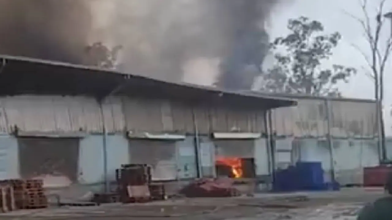 Major Blaze Erupts At Amul Warehouse In Jamshedpur’s Mango Area Major Blaze Erupts At Amul Warehouse In Jamshedpur’s Mango Area