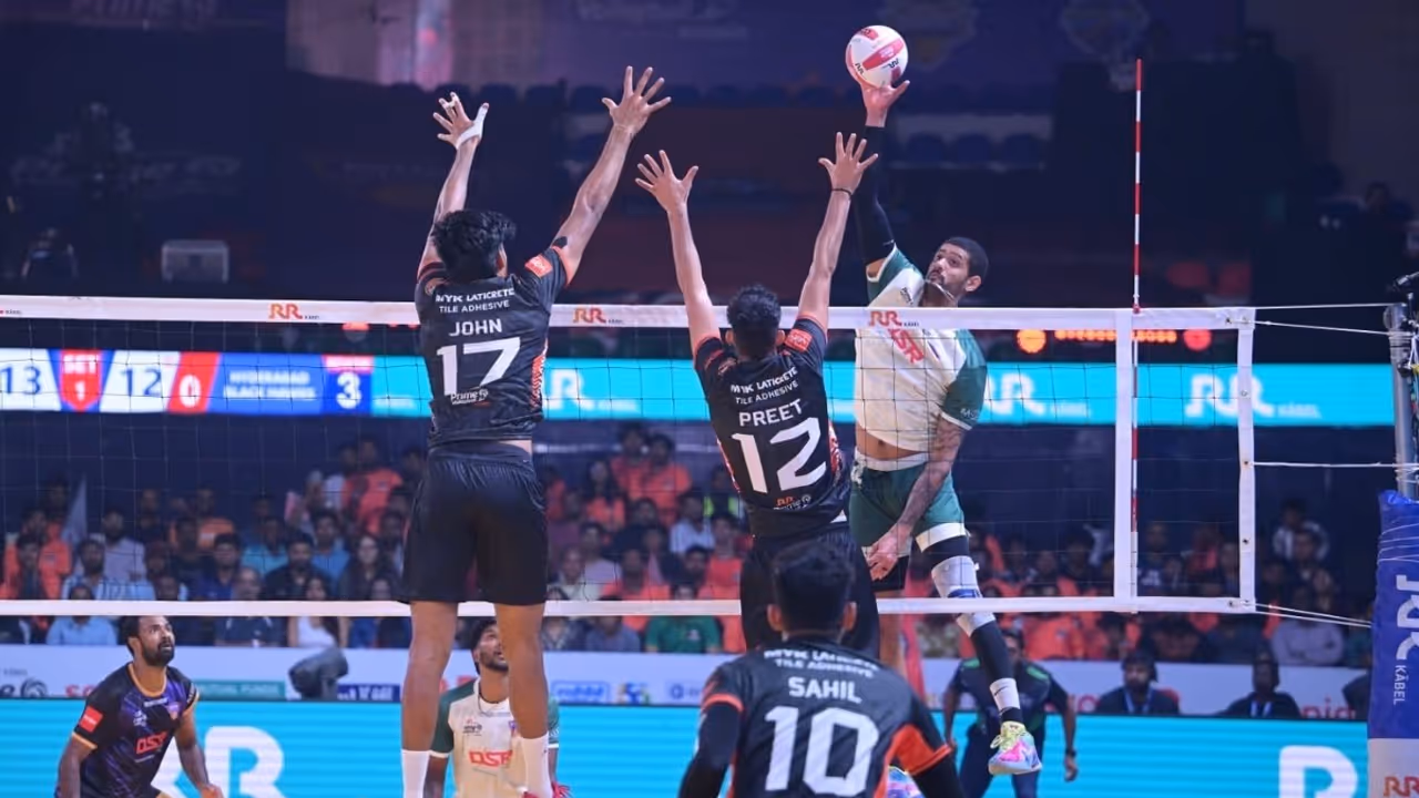 PVL 2025: Season 4 (Match 28 ) Hyderabad Black Hawks snap Bengaluru Torpedoes’ unbeaten streak in a thrilling five set showdown