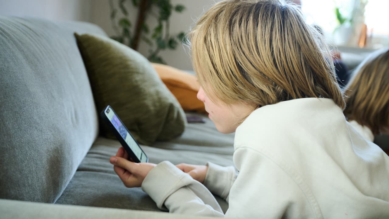 Smartphone use by children (Representational Image) Smartphone use by children (Representational Image)