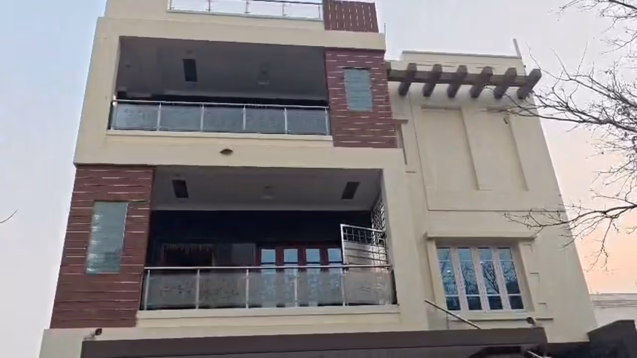 Men posing as police loot ₹20 lakh, gold in Bengaluru Men posing as police loot ₹20 lakh, gold in Bengaluru