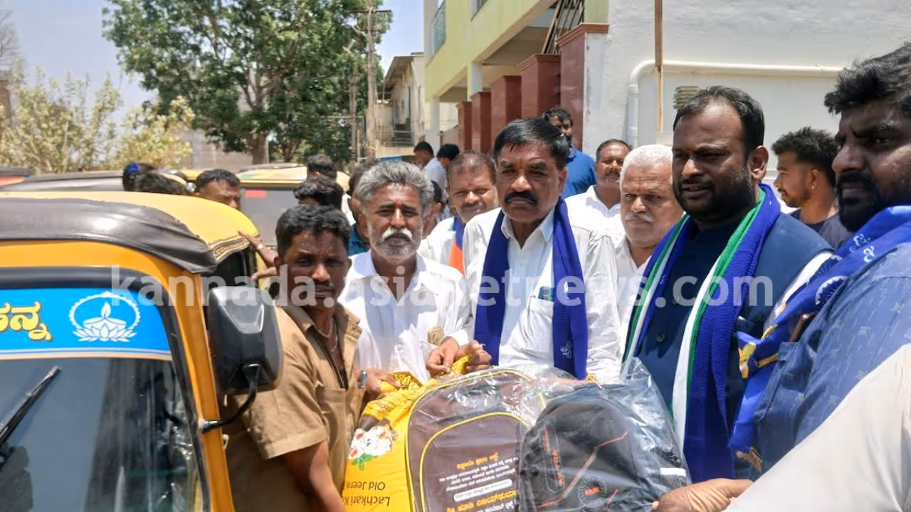 JDS leader distributes food kits, gas coupons to drivers in Kolar JDS leader distributes food kits, gas coupons to drivers in Kolar