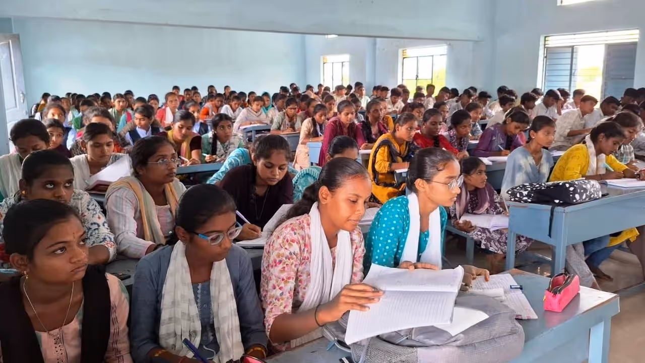 Students attend class at Sindhanur Government PU College amid staff crunch Students attend class at Sindhanur Government PU College amid staff crunch