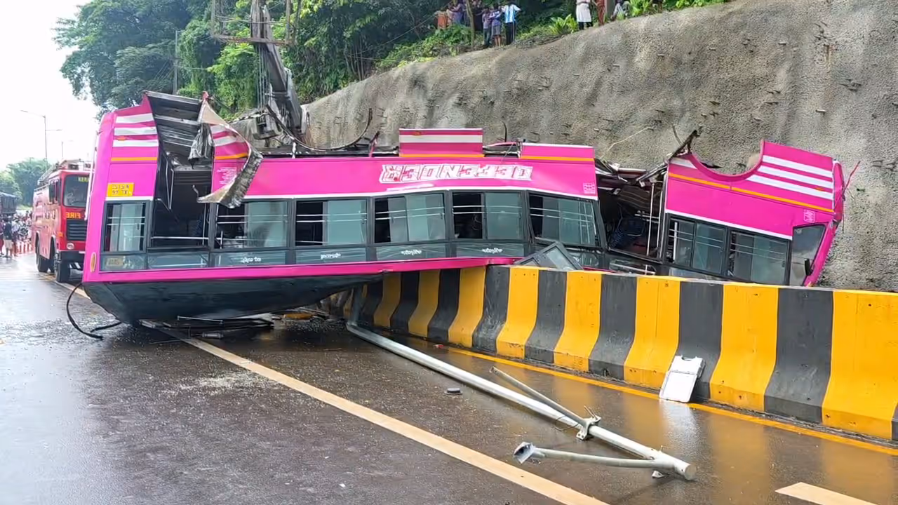 Kuttipuram bus accident photos kuttippuram bus accident caused by overspeeding mvd report says Kuttipuram bus accident photos kuttippuram bus accident caused by overspeeding mvd report says