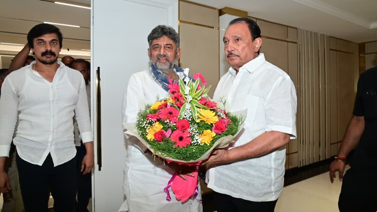 DK Shivakumar Meet M Krishnappa DK Shivakumar Meet M Krishnappa