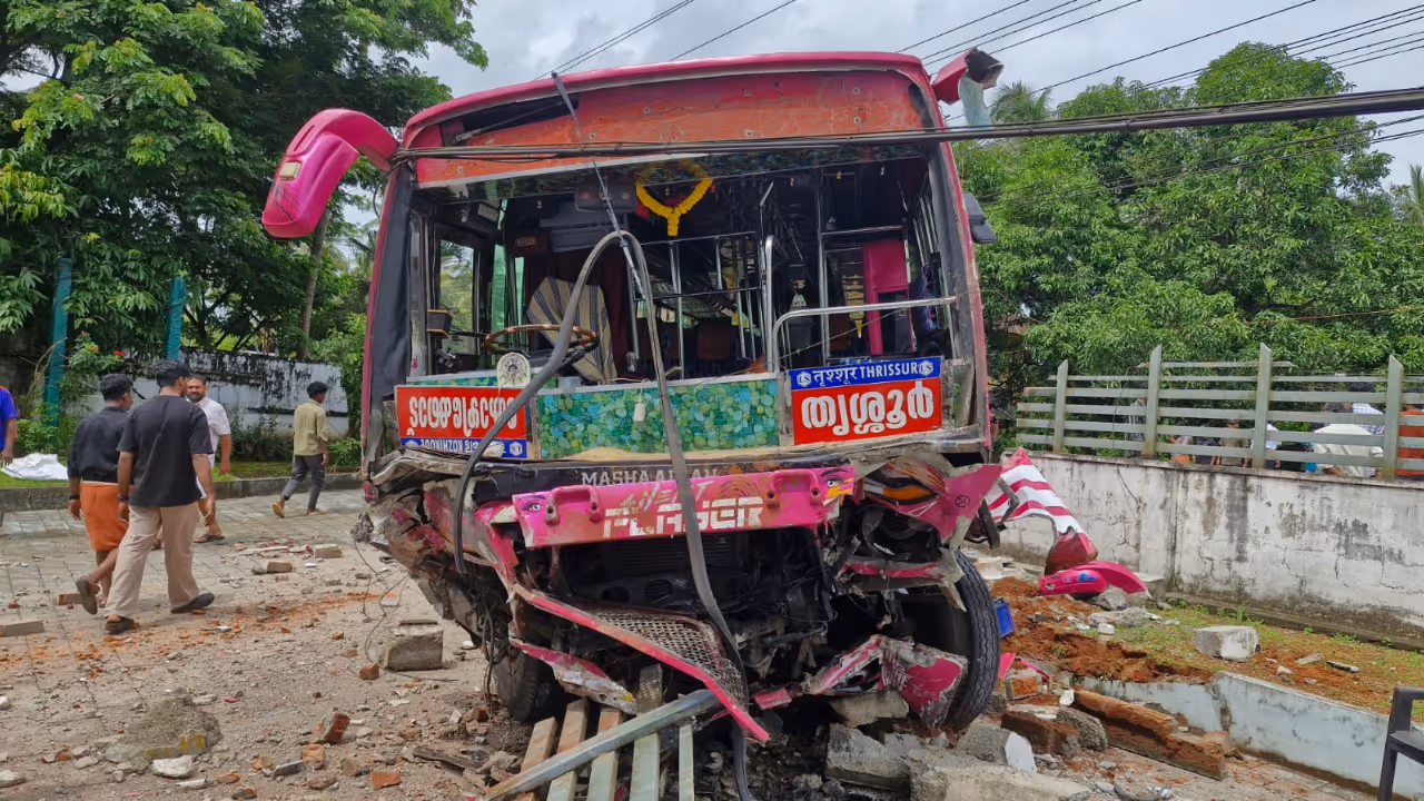 Private Bus Crash in Thrissur Kills Two and Injures Seven Private Bus Crash in Thrissur Kills Two and Injures Seven