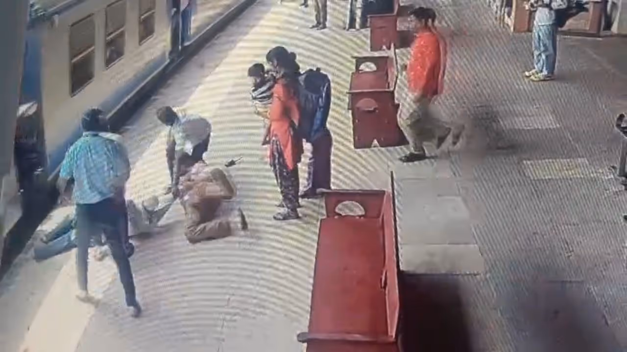 Mangaluru pointsman saves passenger from moving train at Surathkal Mangaluru pointsman saves passenger from moving train at Surathkal