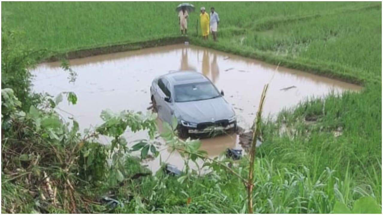Luxury Car Rented for Wedding Plunges Into Paddy Field in Palakkad Luxury Car Rented for Wedding Plunges Into Paddy Field in Palakkad
