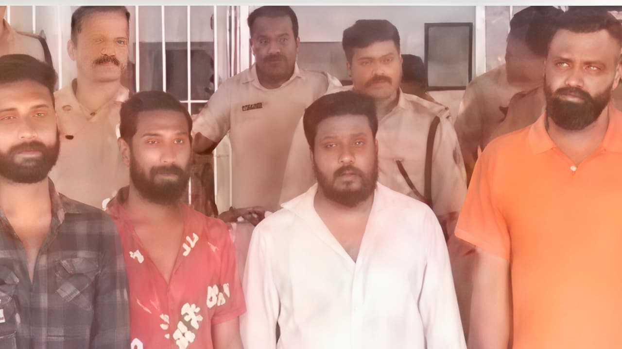 Nine Arrested After Gangs Clash Violently Outside Kerala Hospital Nine Arrested After Gangs Clash Violently Outside Kerala Hospital