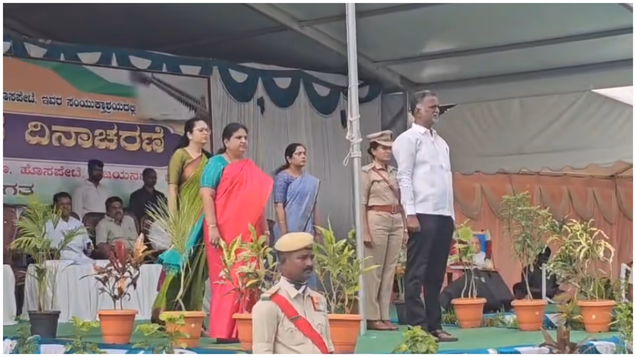 Women officers share stage at Kalyana Karnataka Utsava in Hosapete Women officers share stage at Kalyana Karnataka Utsava in Hosapete