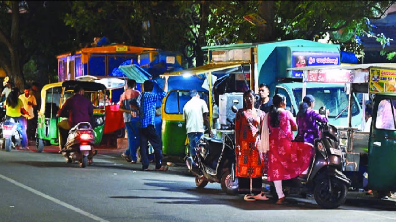Food vendors occupy Maruti Mandir bus stands in Vijayanagar Food vendors occupy Maruti Mandir bus stands in Vijayanagar