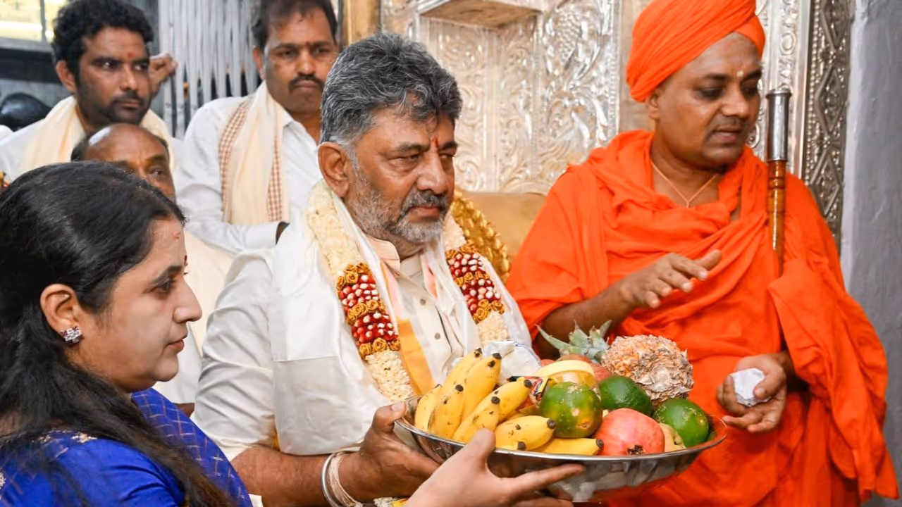 CM DK Shivakumar to receive a special idol from Mysuru sculptor Rajesh CM DK Shivakumar to receive a special idol from Mysuru sculptor Rajesh
