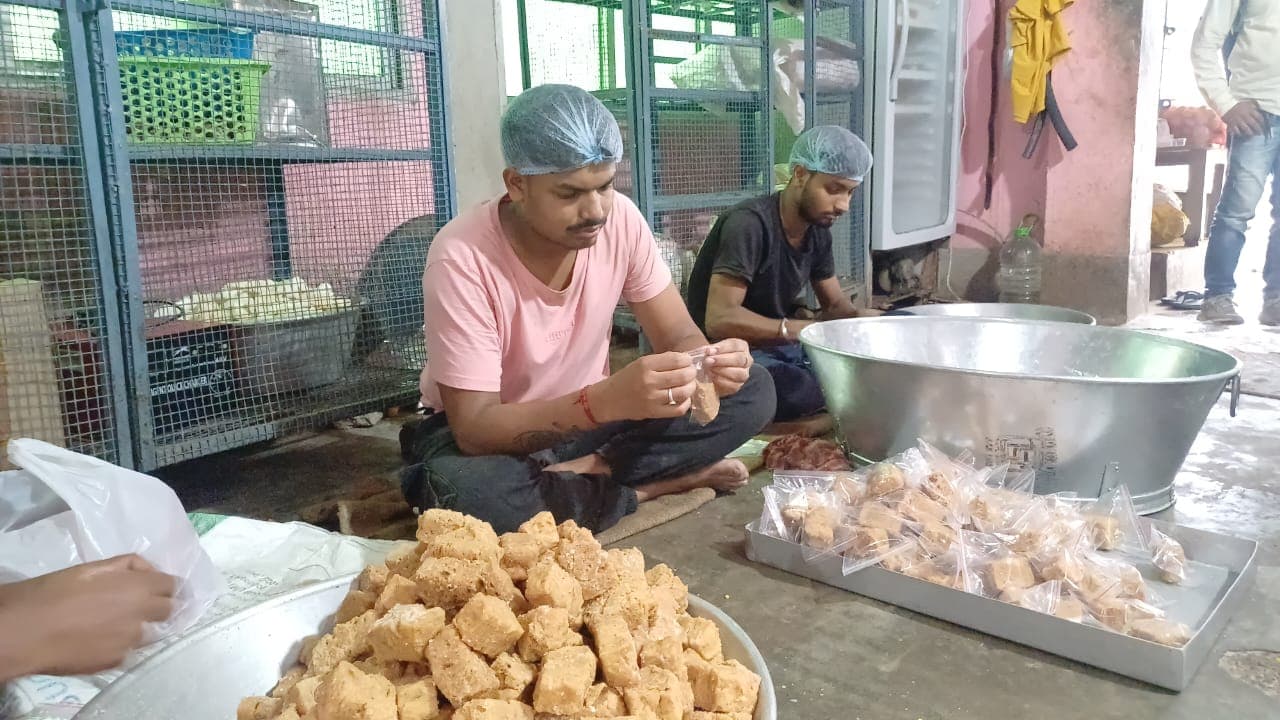 prasad of Jagannath in Digha Khoa Kheer has reached the sweet shop in Chunchura bsm prasad of Jagannath in Digha Khoa Kheer has reached the sweet shop in Chunchura bsm