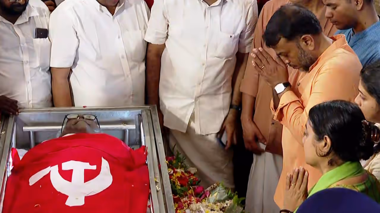 VA Arunkumar praying V S Achuthanandan VA Arunkumar praying V S Achuthanandan