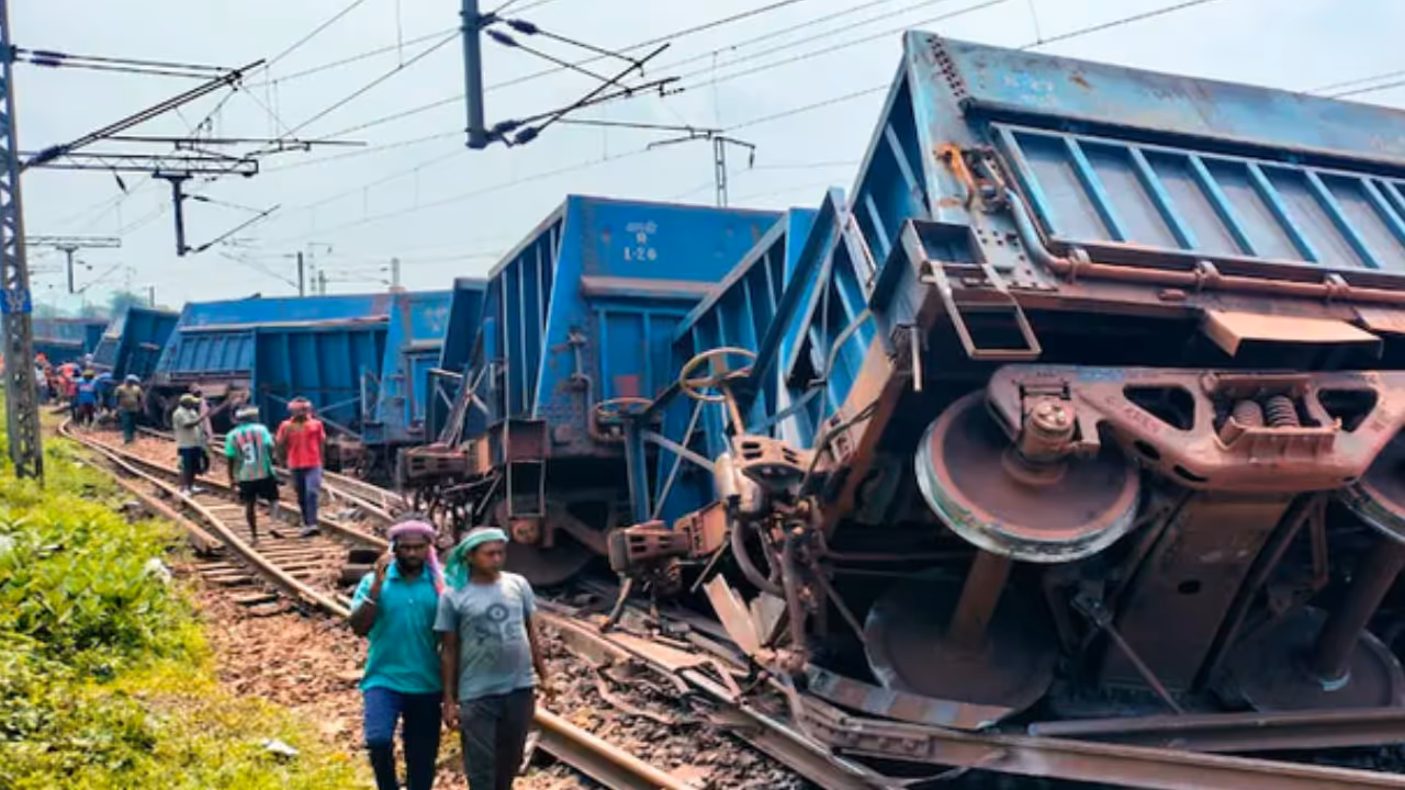 train derail train derail