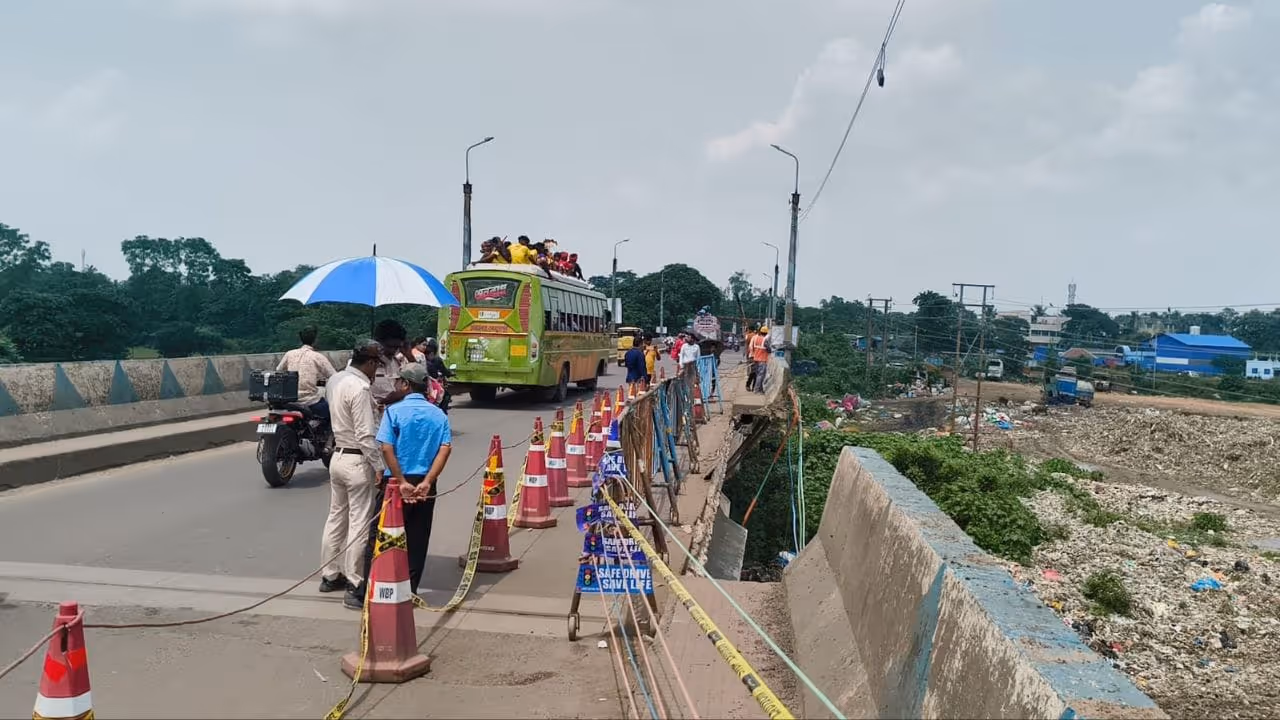 Arambagh Ramakrishna Bridge Part collapses communication with five districts may cut off