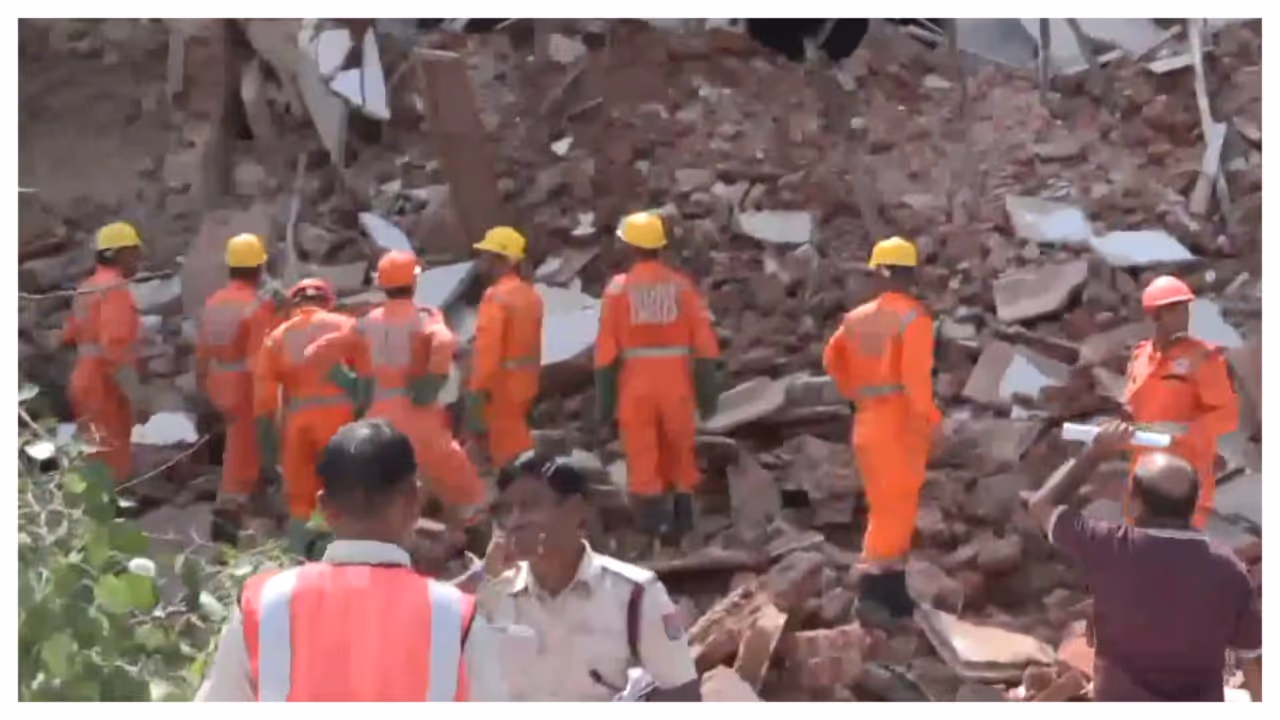 delhi building collapse