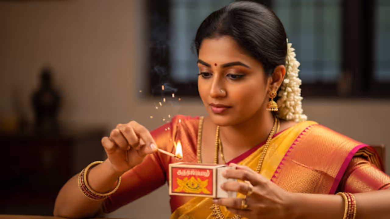 girl using match box