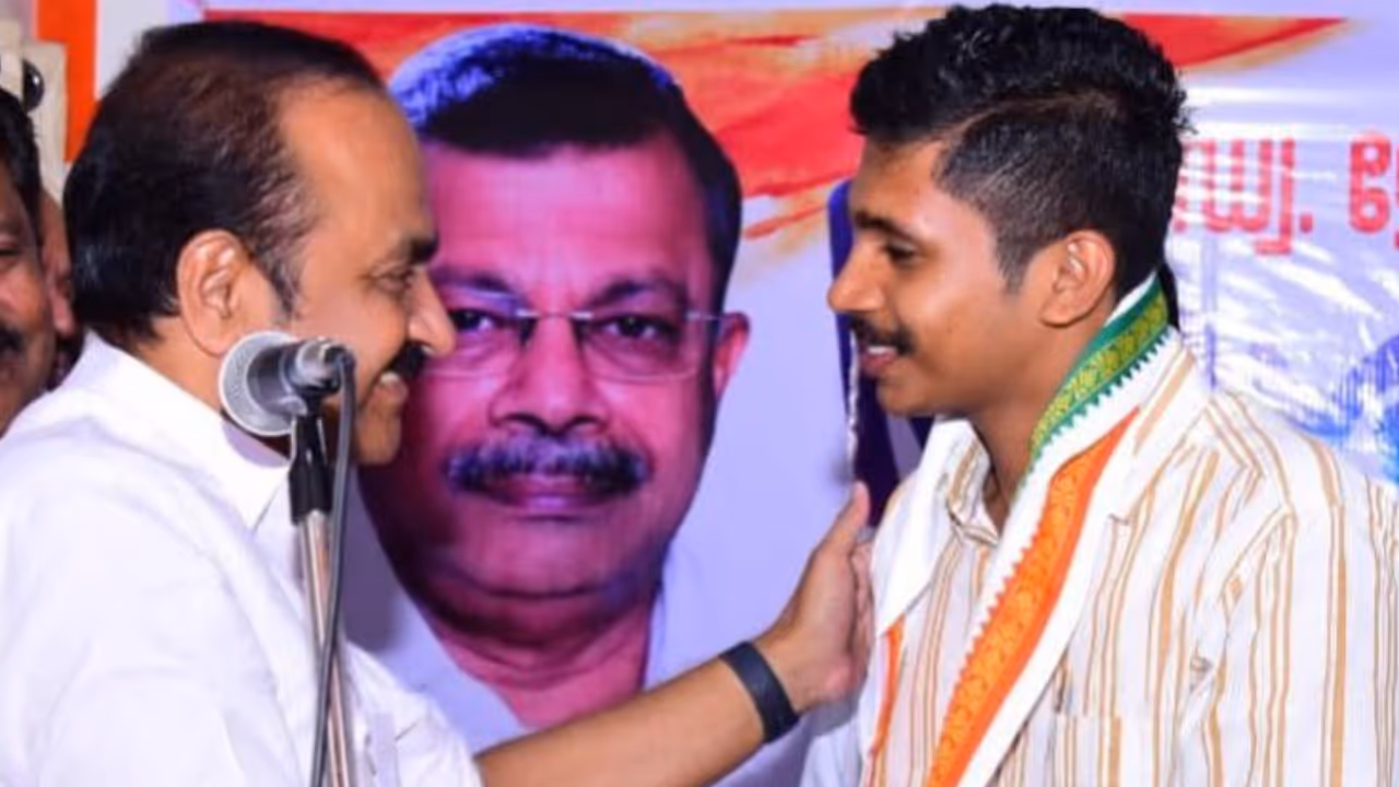 KSU leader criticises those who attack V D satheesan after action against Rahul Mamkootathil