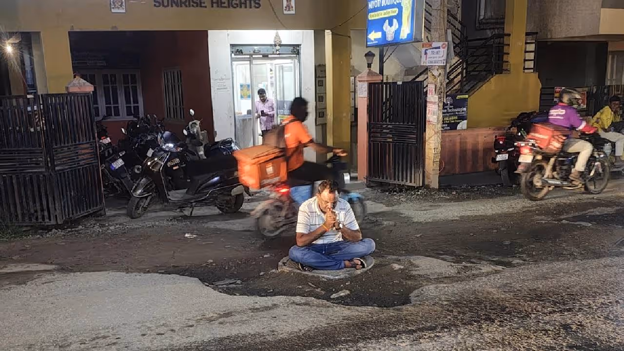 man stages solo protest