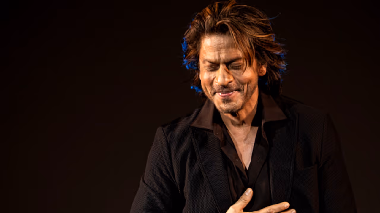 shah rukh khan celebtaring 60th birthday today