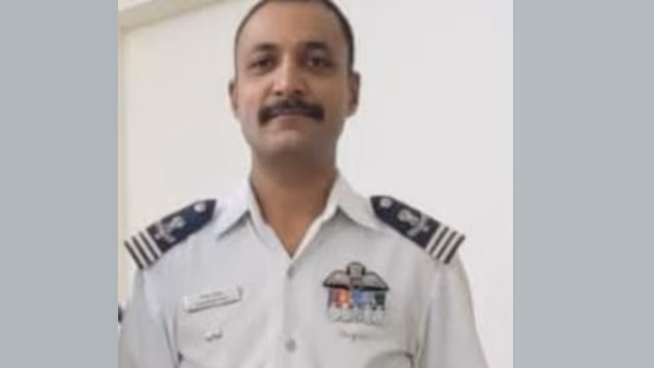 വ്യോമസേന വിംഗ് കമാൻഡ‌ർ നമൻഷ് സ്യാൽ