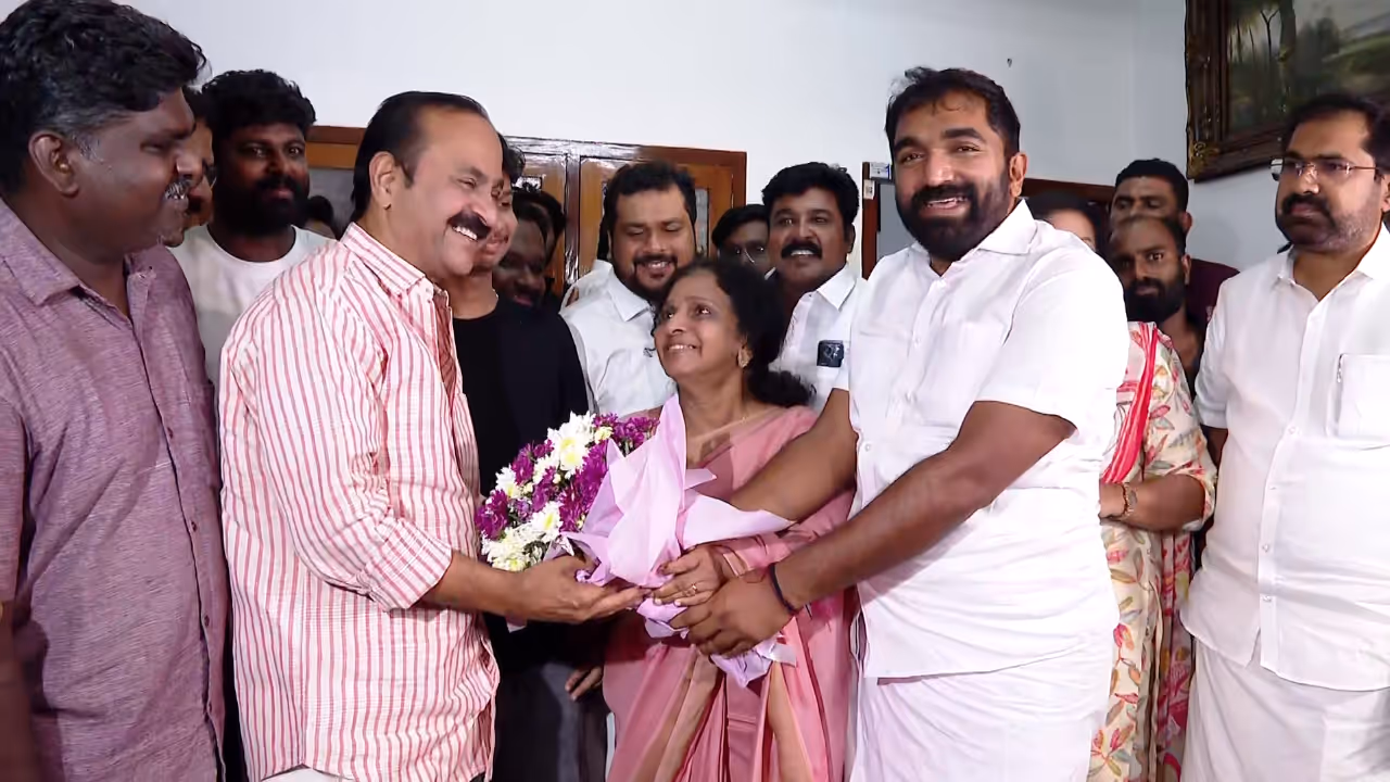 VD Satheesan visits Oommen Chandy's house VD Satheesan visits Oommen Chandy's house