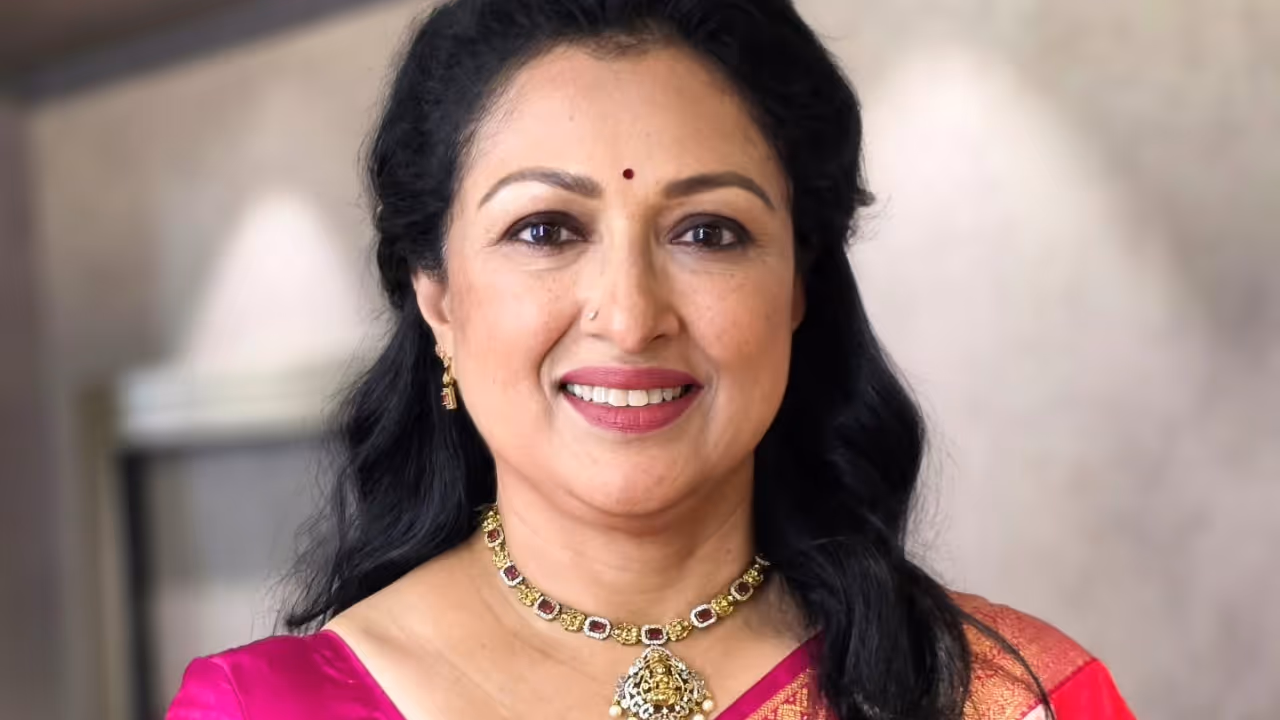 actress Gautami Tadimalla resigned from aiadmk actress Gautami Tadimalla resigned from aiadmk