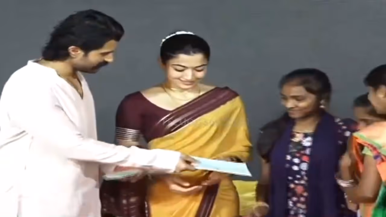 vijay devarakonda and Rashmika Mandanna distributed merit scholarship to 180 students vijay devarakonda and Rashmika Mandanna distributed merit scholarship to 180 students
