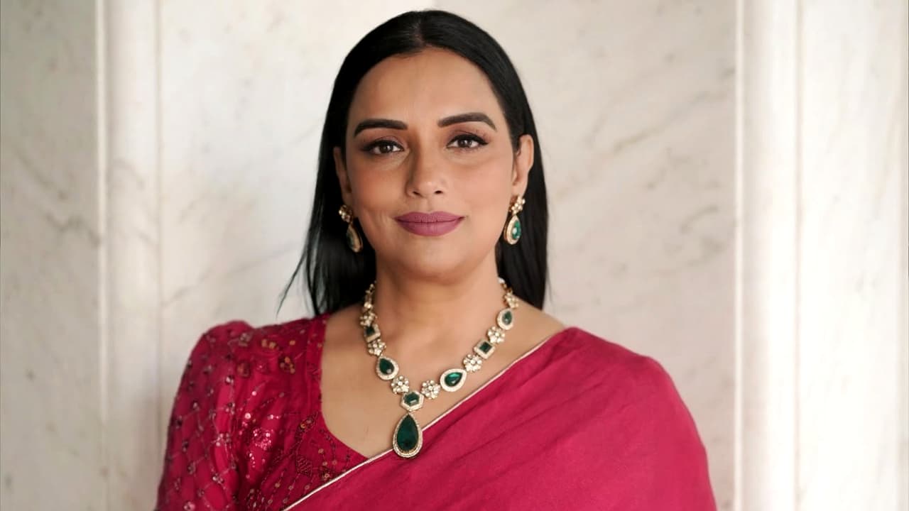 i am not a sanghi or commie says Shwetha Menon after resigned from amma i am not a sanghi or commie says Shwetha Menon after resigned from amma