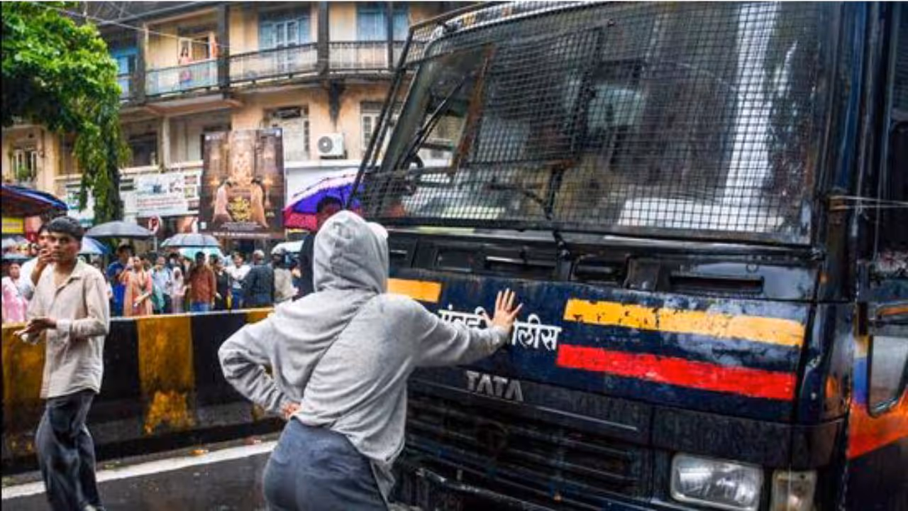 Mumbai Andolan Girl Stops Police Van Mumbai Andolan Girl Stops Police Van