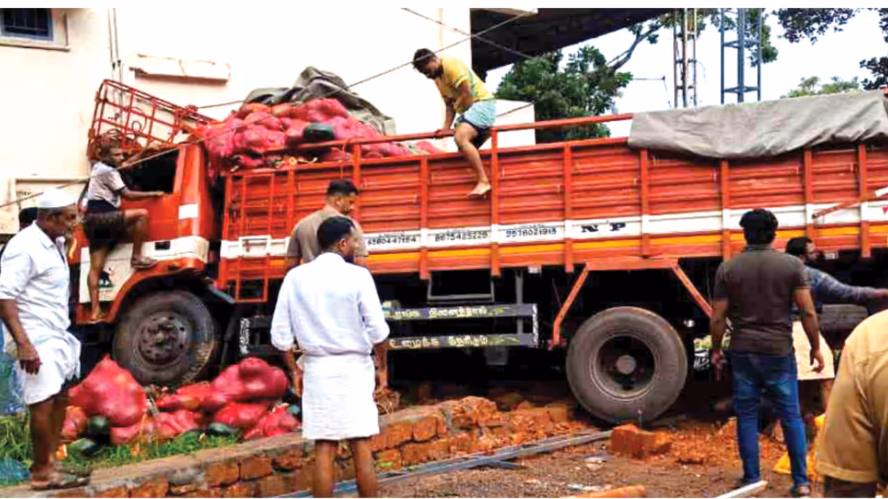 goods lorry lost control and crashed goods lorry lost control and crashed