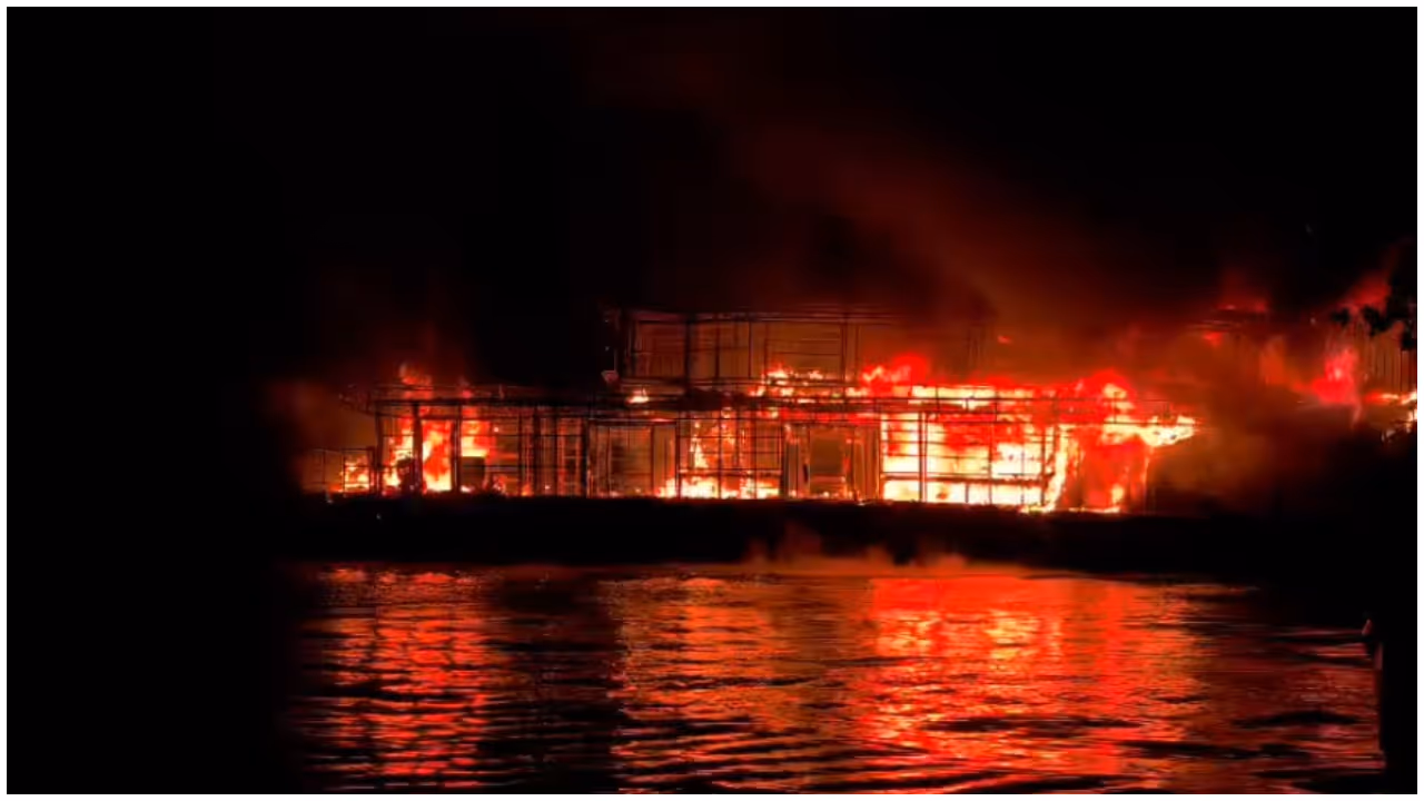 Vembanad Lake Houseboat Fire Vembanad Lake Houseboat Fire