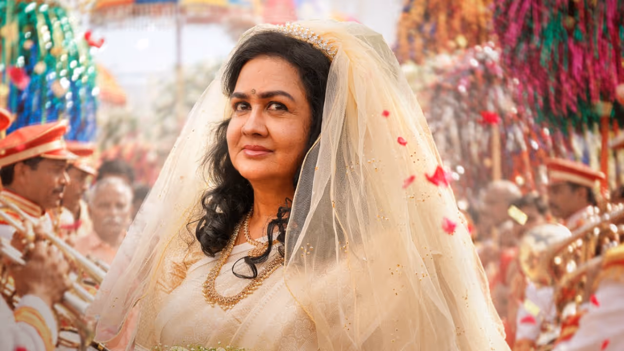 urvashi got applause in Avaraachan Sons movie into successful second week urvashi got applause in Avaraachan Sons movie into successful second week
