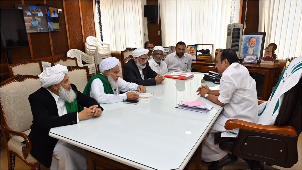 samastha leaders with cm samastha leaders with cm