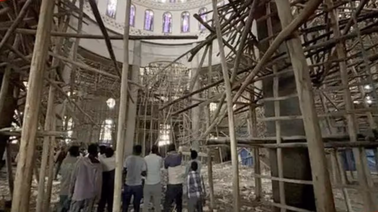 scaffolding collapsed in a church under construction during prayers killed 25