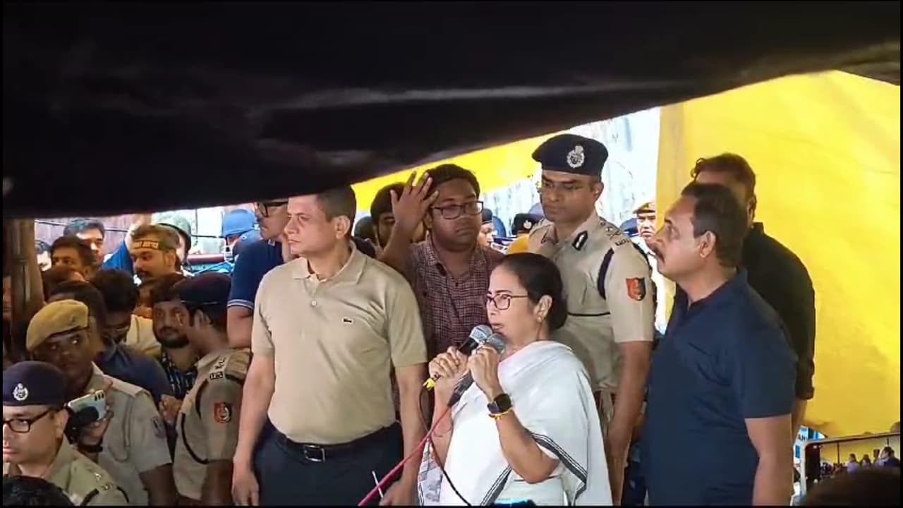 Mamata Banerjee announced dissolution of Government Hospital Patient Welfare Association at Dharana Mancha of Junior Doctors bsm