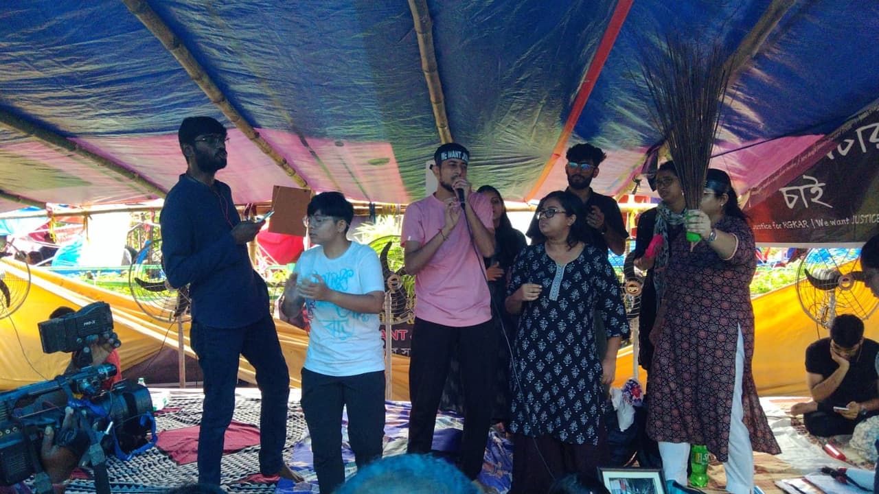 Junior doctors are discussing whether to invite CM Mamata Banerjee to the meeting at Kalighat bsm Junior doctors are discussing whether to invite CM Mamata Banerjee to the meeting at Kalighat bsm