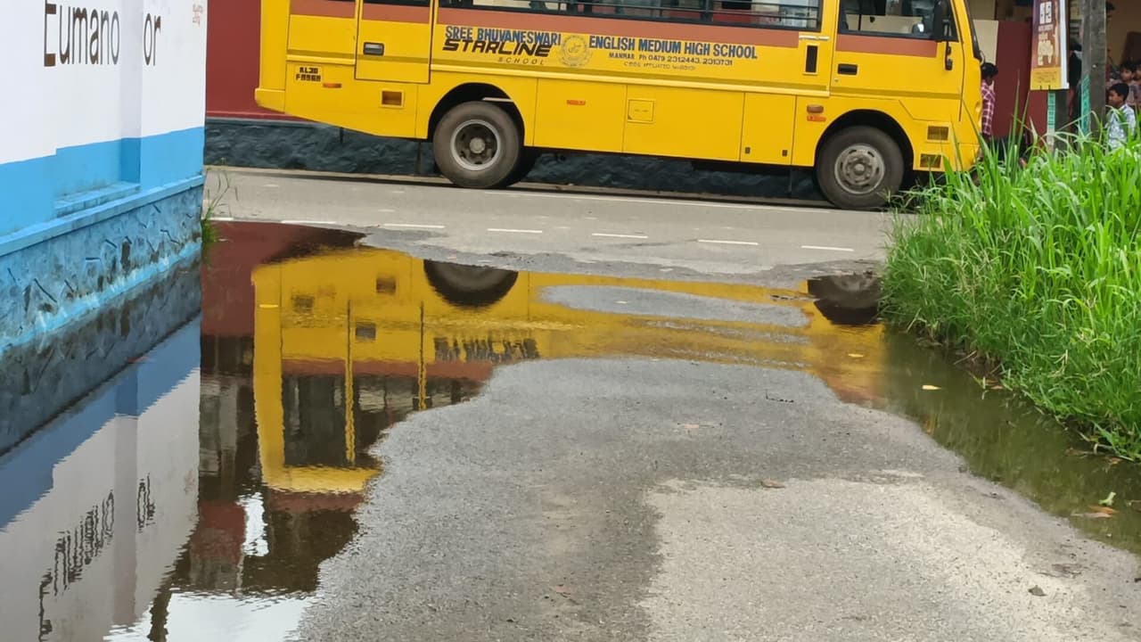 drinking water pipe burst waterlogging on road drinking water pipe burst waterlogging on road