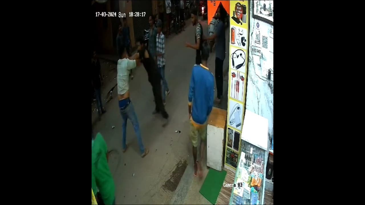 बंगळुरूमधील हाणामारीचे दृश्य बंगळुरूमधील हाणामारीचे दृश्य