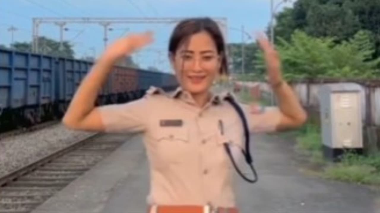 पोलीस महिला पोलीस महिला