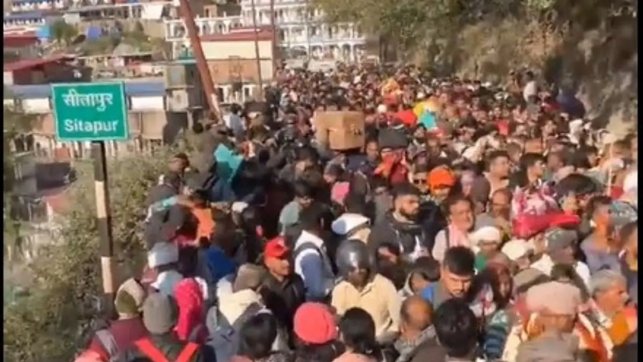 केदारनाथ मंदिराकडे जातानाची गर्दी केदारनाथ मंदिराकडे जातानाची गर्दी