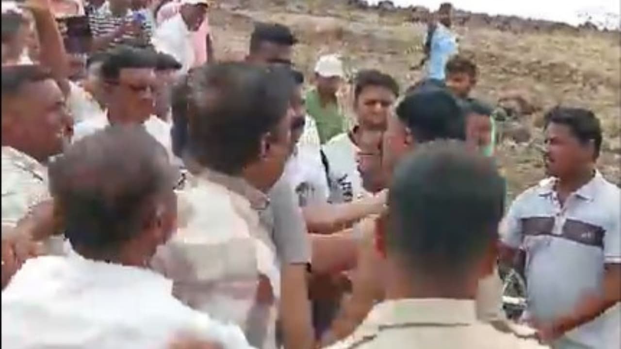 तासगाव पाणी प्रश्न पोलीस आणि शेतकरी तासगाव पाणी प्रश्न पोलीस आणि शेतकरी