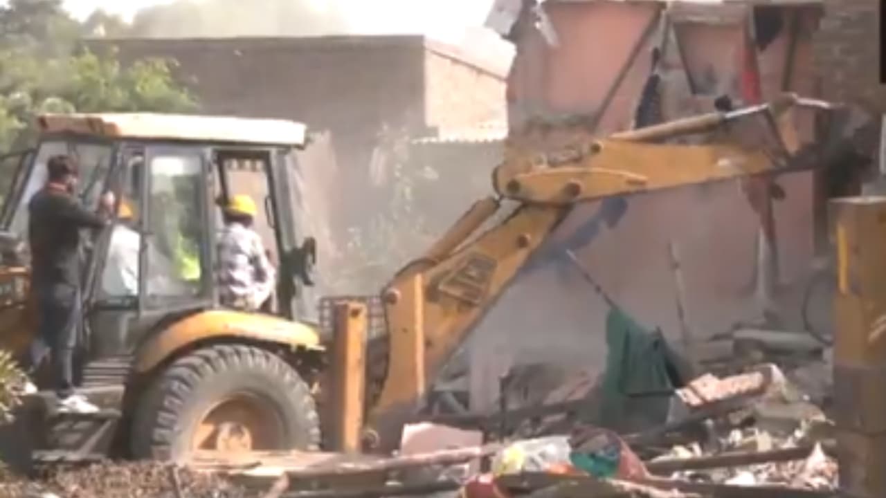 Amdavad Municipal Corporation (AMC) demolishes illegal settlements near Chandola lake Amdavad Municipal Corporation (AMC) demolishes illegal settlements near Chandola lake