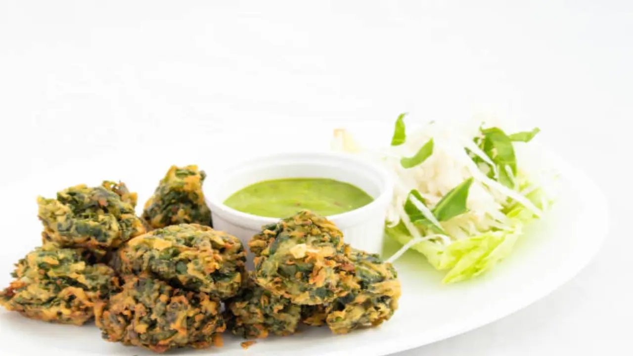 crispy keerai bonda paired with a cup of tea for perfect evening snacks