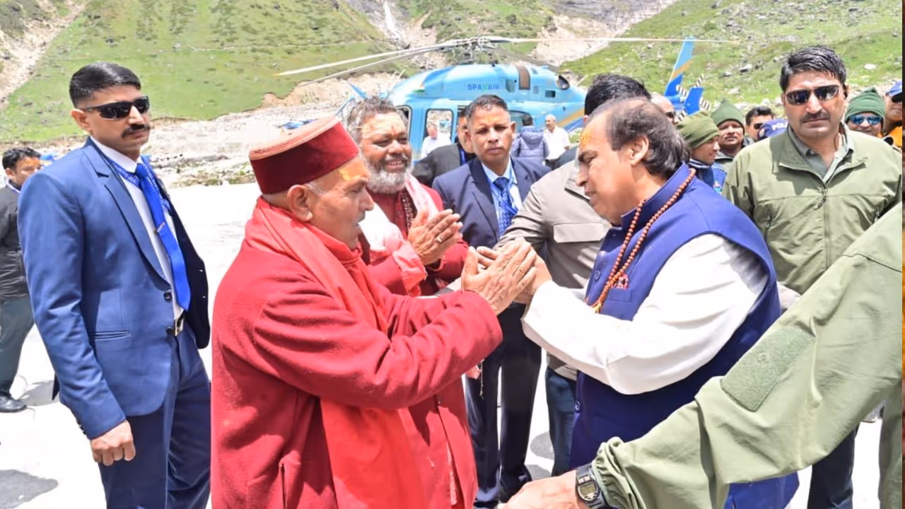 Mukesh Ambani Visits Badrinath and Kedarnath Shrines for Prayers Mukesh Ambani Visits Badrinath and Kedarnath Shrines for Prayers